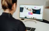 Vrouw achter computer.