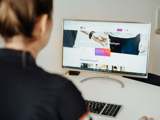 Vrouw achter computer.